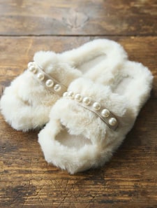 ファーハンドルパール付きルームシューズ