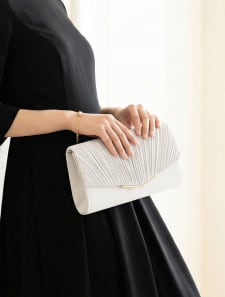 サテンプリーツミニＶメタルクラッチバッグ