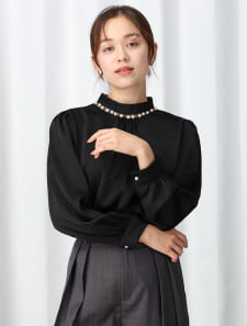 パールネックブラウス