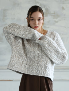 ぽんぽんラメヤーンVネックニット