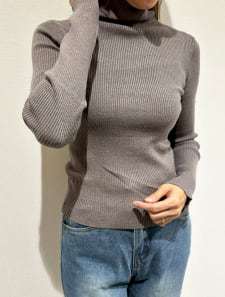 ハイネックプルオーバー