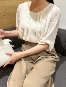 ウェーブフリルシアーブラウス