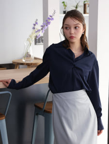 ネックレスチャーム付きツイストブラウス