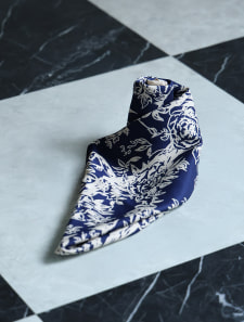 大判ボタニカルトリムスカーフ