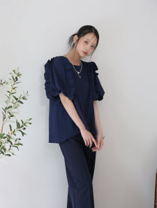 袖フリルチュニックブラウス×ストレートパンツセットアップ