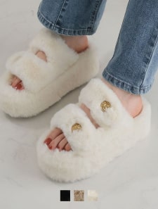 ふわふわファー厚底ゴールドモチーフサンダル