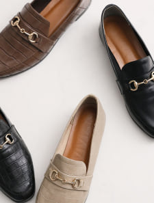 スクエアトゥビット付きローファー