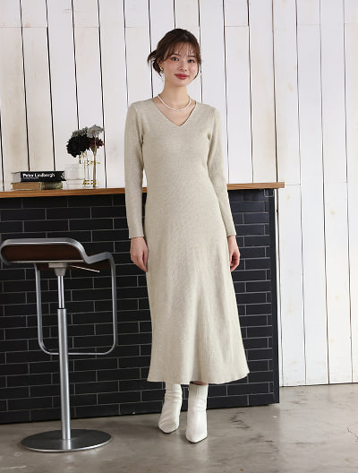 Vネックニットワンピース