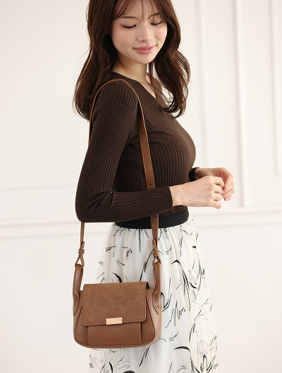 フラップスクエアショルダーバッグ