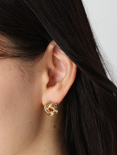 ボールドノットゴールドピアス