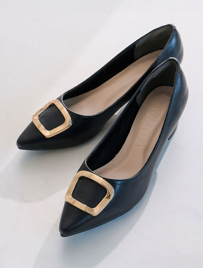 ポインテッドトゥゴールドモチーフパンプス