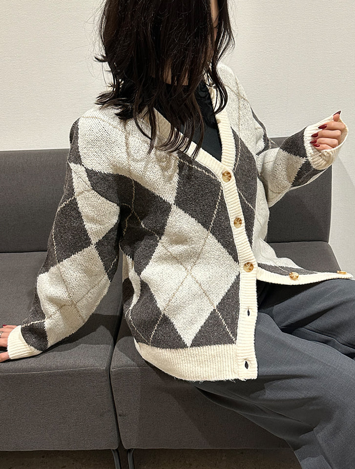 アーガイル柄Vネックカーディガン