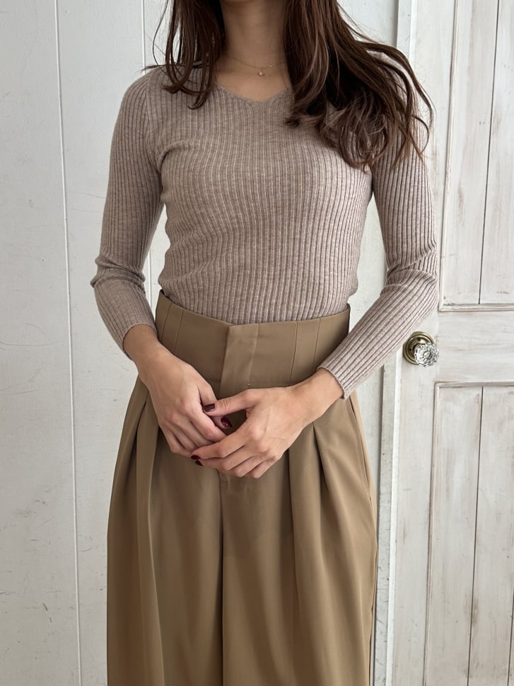 Vネックリブニット