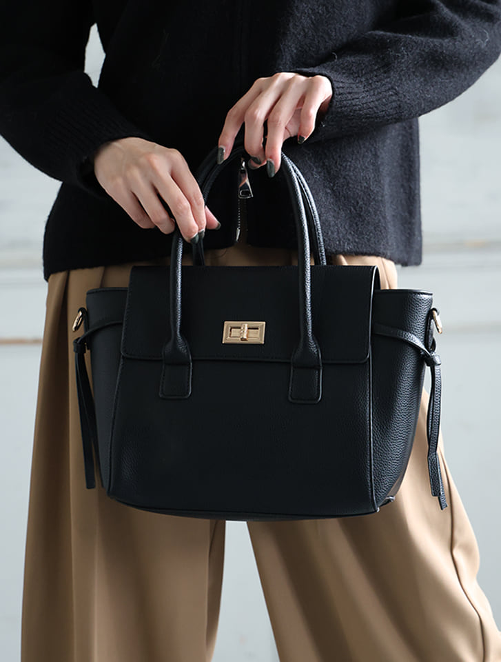 ゴールド金具付きフラップデザイン2WAYハンドバッグ