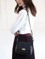 フラップスクエアショルダーバッグ