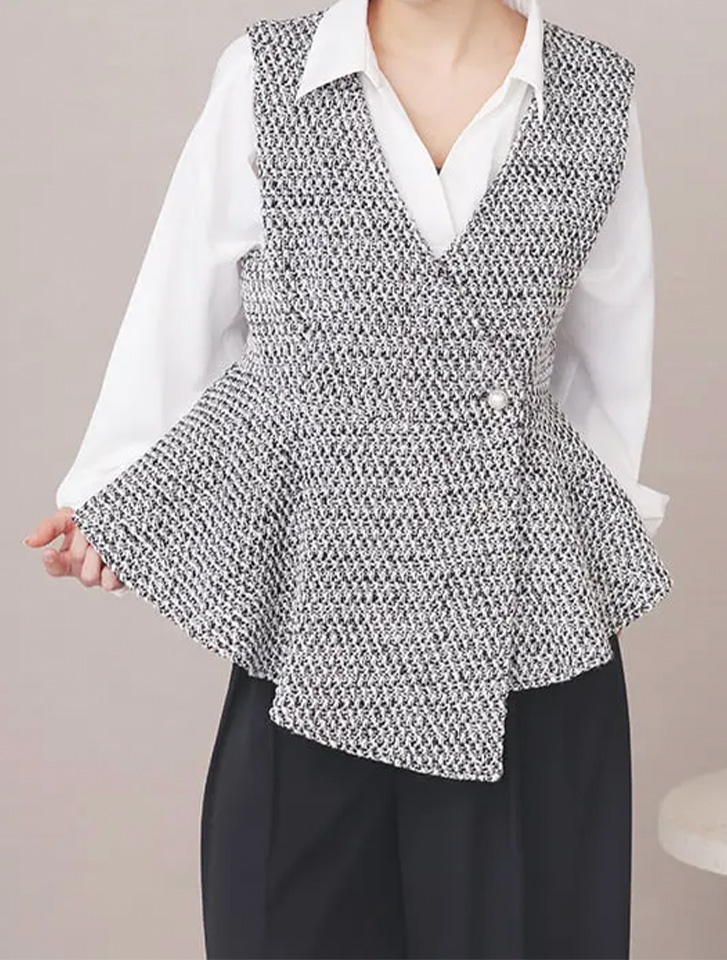 白シャツにパールボタンツイードジレベストを重ねた、プチプラで高見えする大人レディースの春オフィスカジュアル