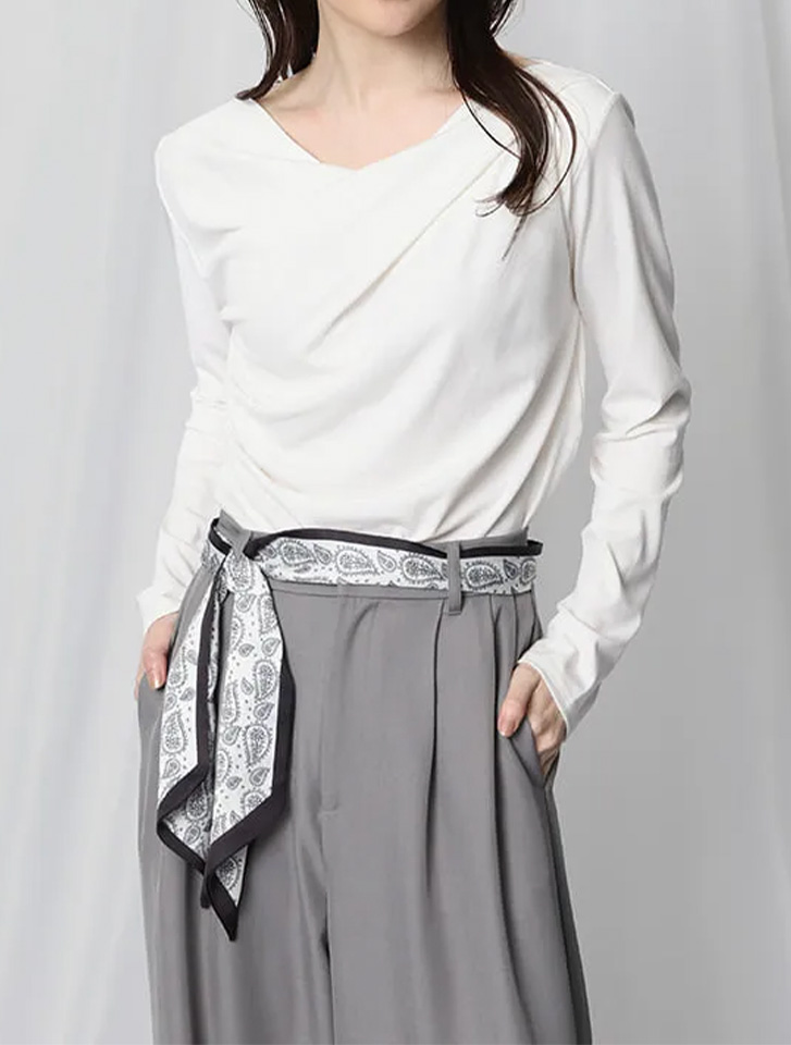 ドレープデザインカットソーにスカーフベルトを添えた、1枚で華やかな印象のレディース・オフィスカジュアル術