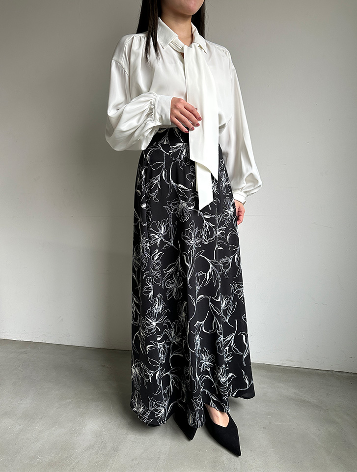 取外し可能タイ付きスキッパーブラウスを花柄スカートに合わせた、華やかな印象のレディース・オフィスカジュアル術