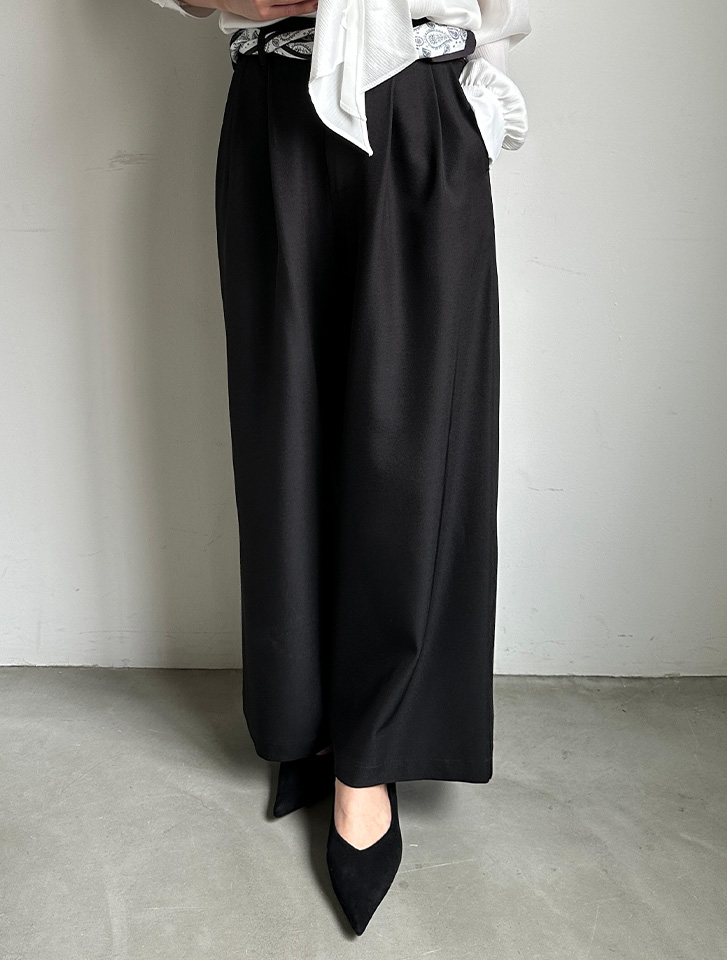 スカーフベルトが映えるスカーフ付きタックワイドパンツ。プチプラで上品な春のきれいめオフィスカジュアル
