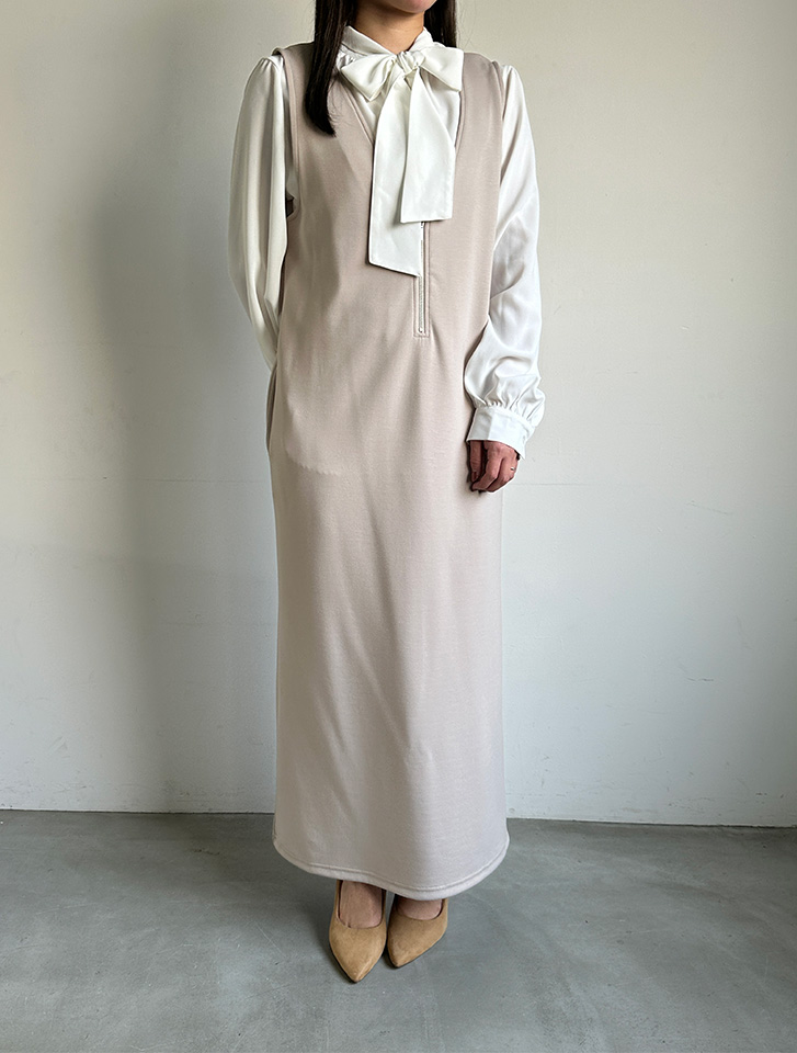 ポケット付きフロントファスナーダンボールジャンパースカートとボウタイブラウスを合わせた、上品な春の先取りスタイル